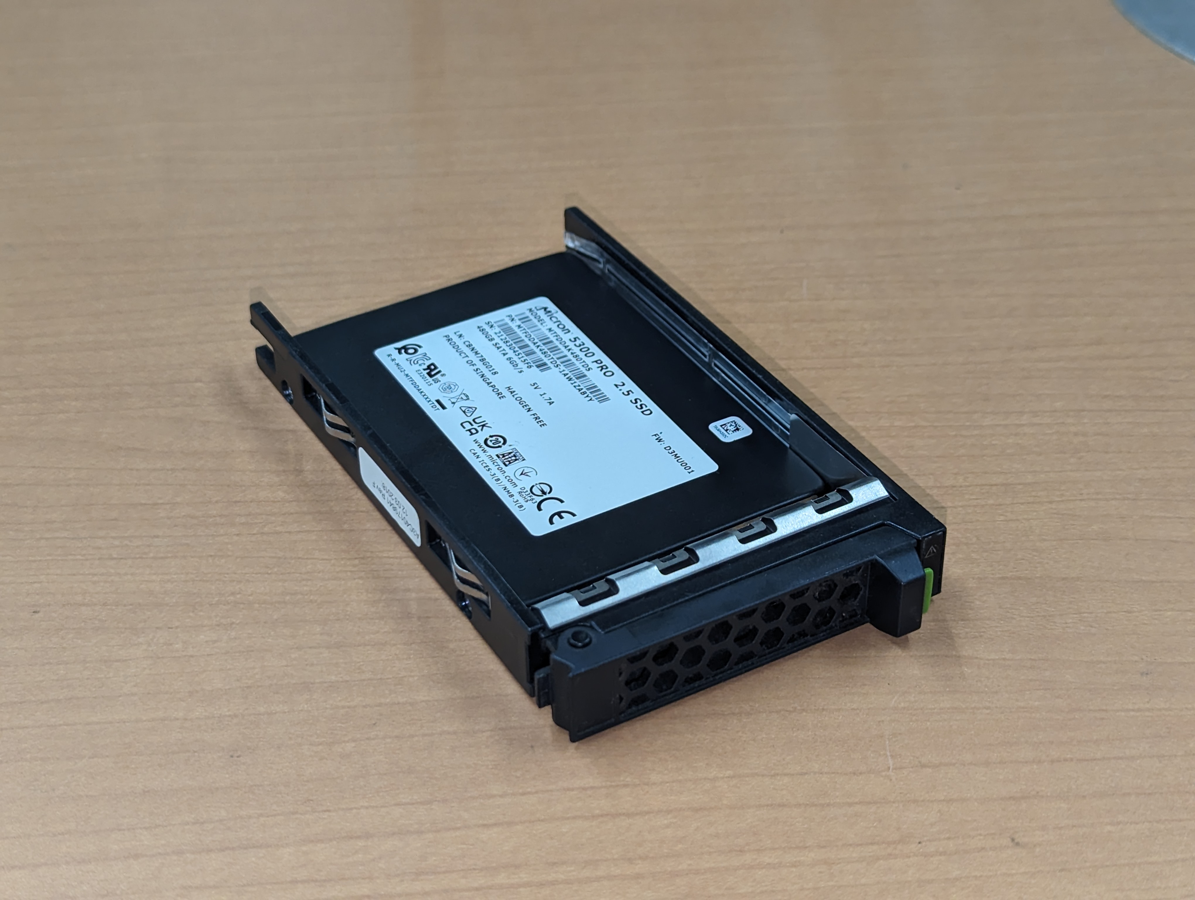 取寄 新品 富士通 PY-SS16NPJ 内蔵2.5インチSAS SSD -1.6TB(MU)